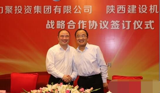 近日，陜建機(jī)械與安徽力聚簽訂戰(zhàn)略合作協(xié)議，陜建機(jī)械董事長楊宏軍，副總經(jīng)理、營銷總監(jiān)賀衛(wèi)東，安徽力聚投資集團(tuán)董事長宋執(zhí)壽，黨支部書記陳邦勤以及安徽潤路公司總經(jīng)理杜永龍等單位領(lǐng)導(dǎo)出席了會議